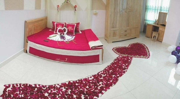 Trang trí phòng cưới đơn giản mà đẹp với hoa tươi